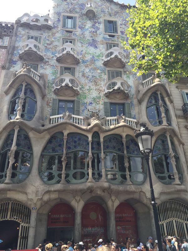 スペイン・バルセロナ「バルセロナ個人旅行5泊7日」の写真：DAY3
人だらけのカサバトリョへ。こち...