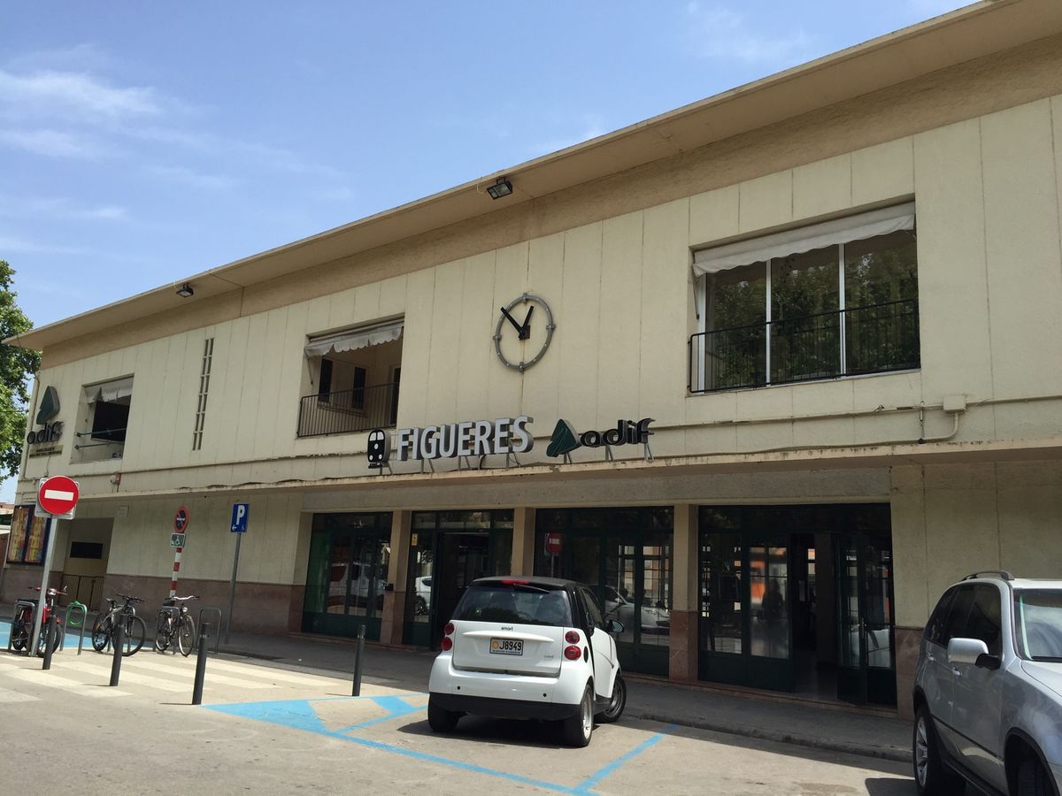 DAY1
フィゲラスからジローナへ。旧市街で昼食を食べ入り組んだ石畳の路地...