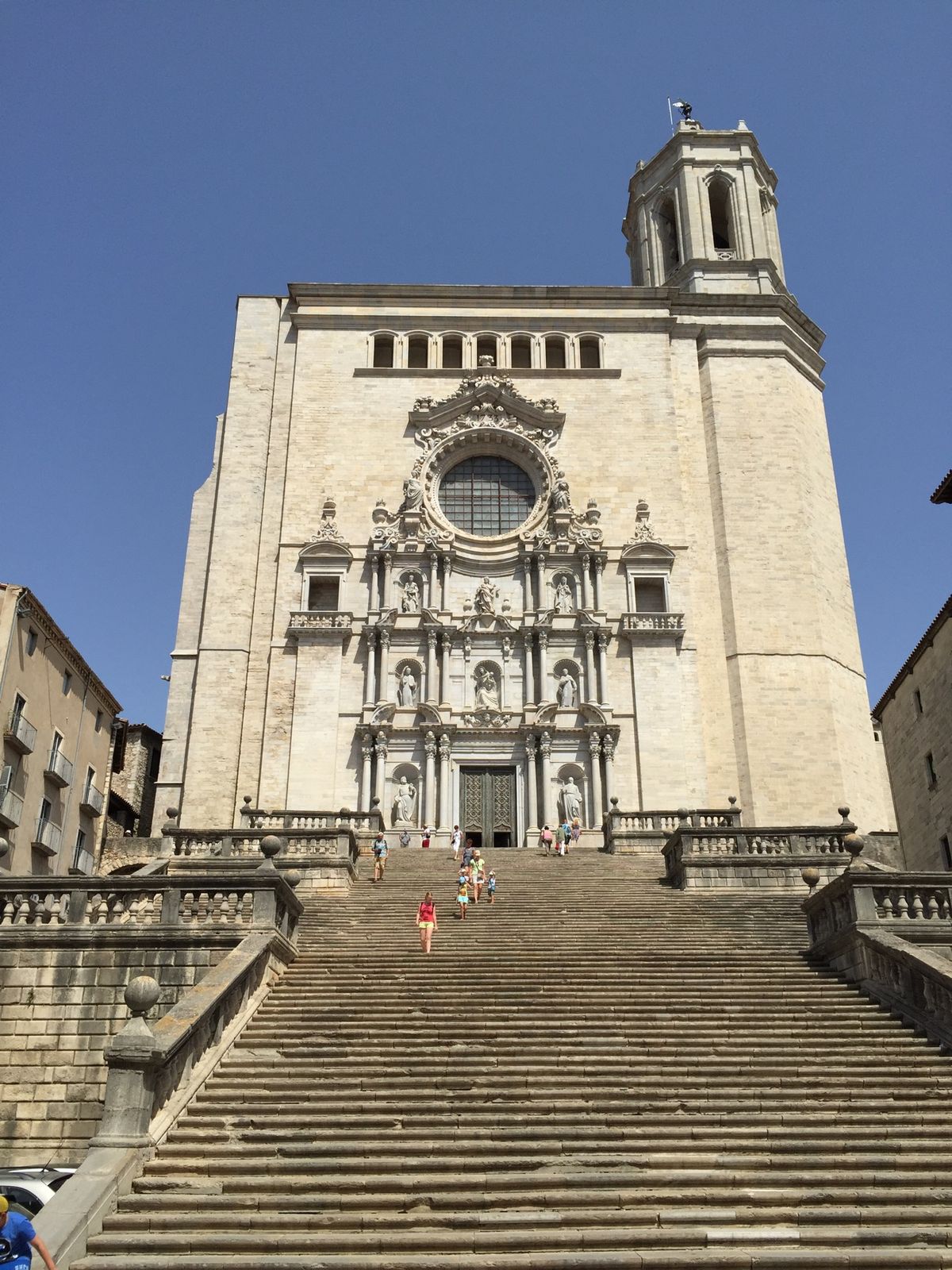 DAY1
フィゲラスからジローナへ。旧市街で昼食を食べ入り組んだ石畳の路地...