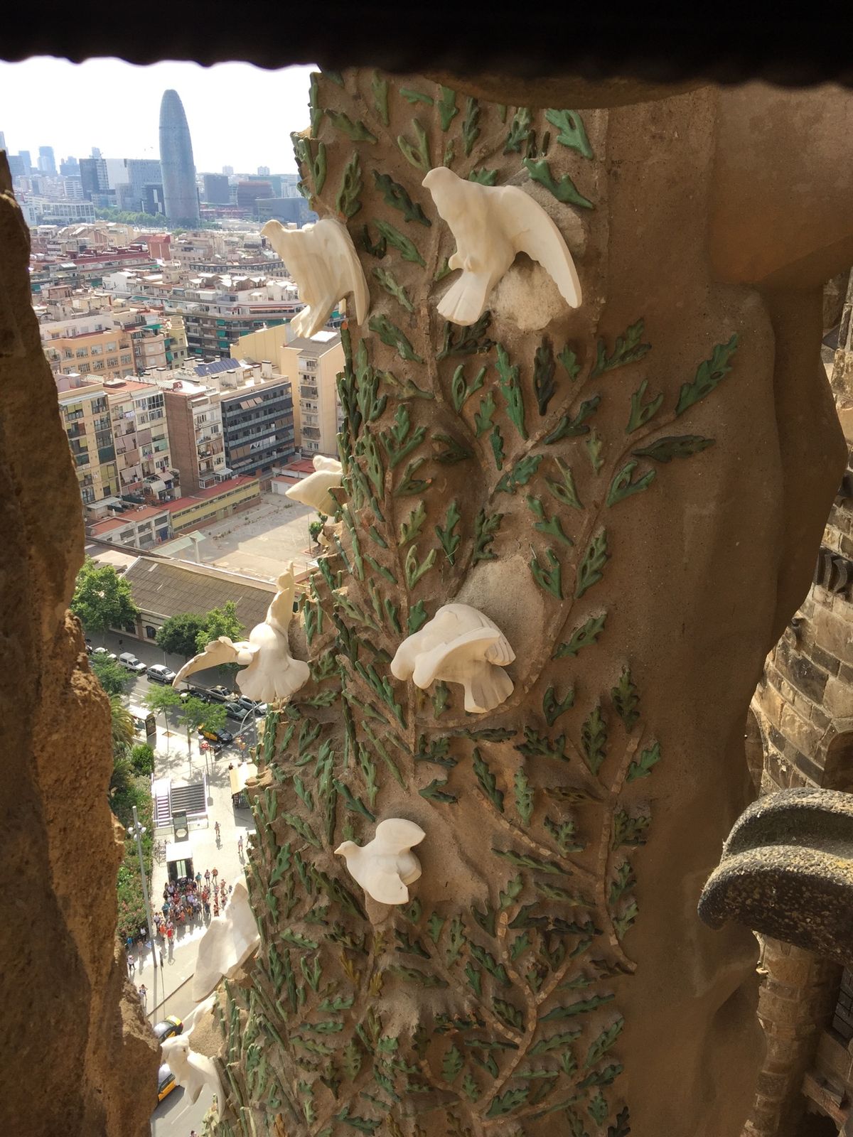 DAY3
ネットにて事前予約していたサグラダファミリアへ。タワーは確か生誕...