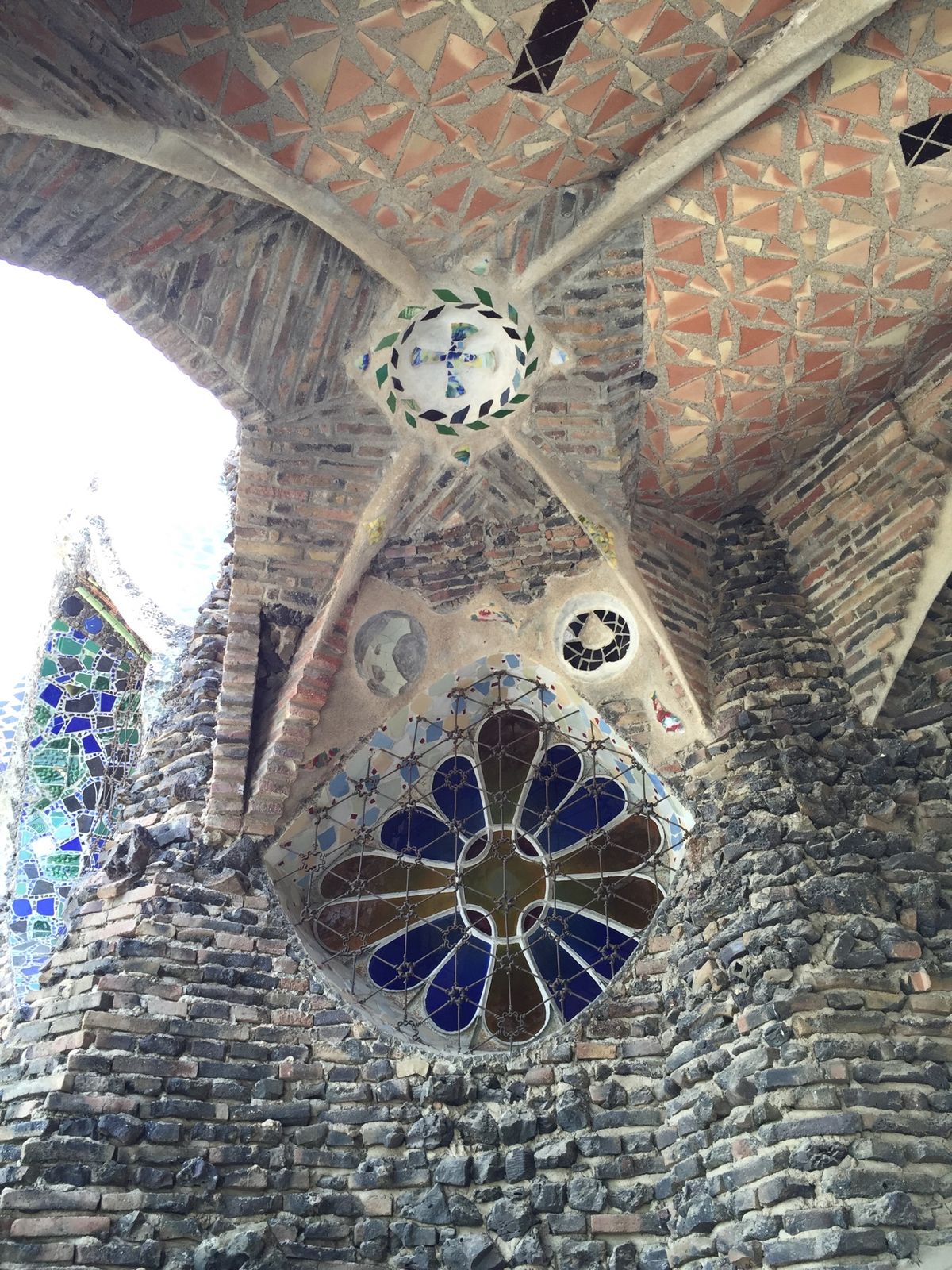 DAY2
カタルーニャ鉄道にてコロニア・グエル教会へ。
ガウディ設計のかわ...