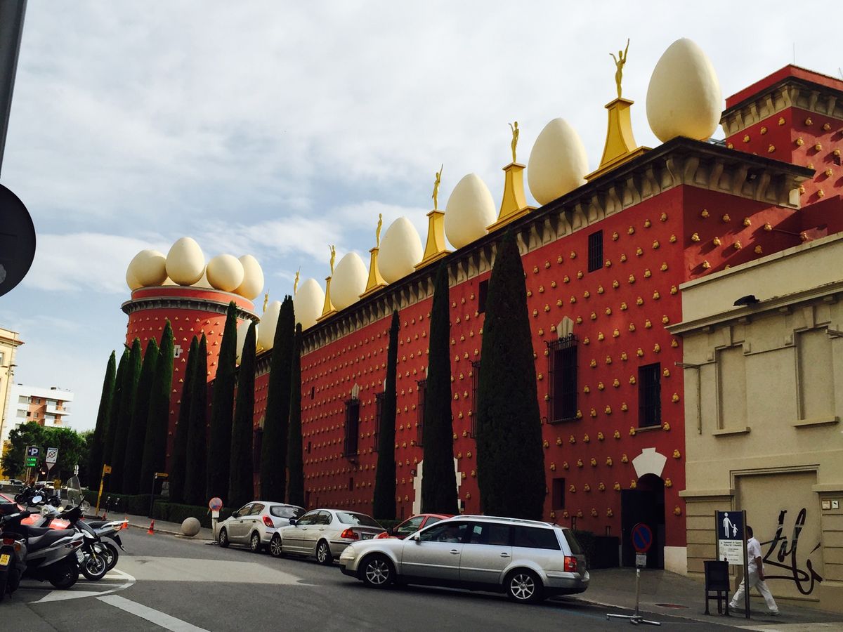 DAY1
バルセロナからTGVにてフィゲラスまで行き、ダリ美術館へ。列車は...