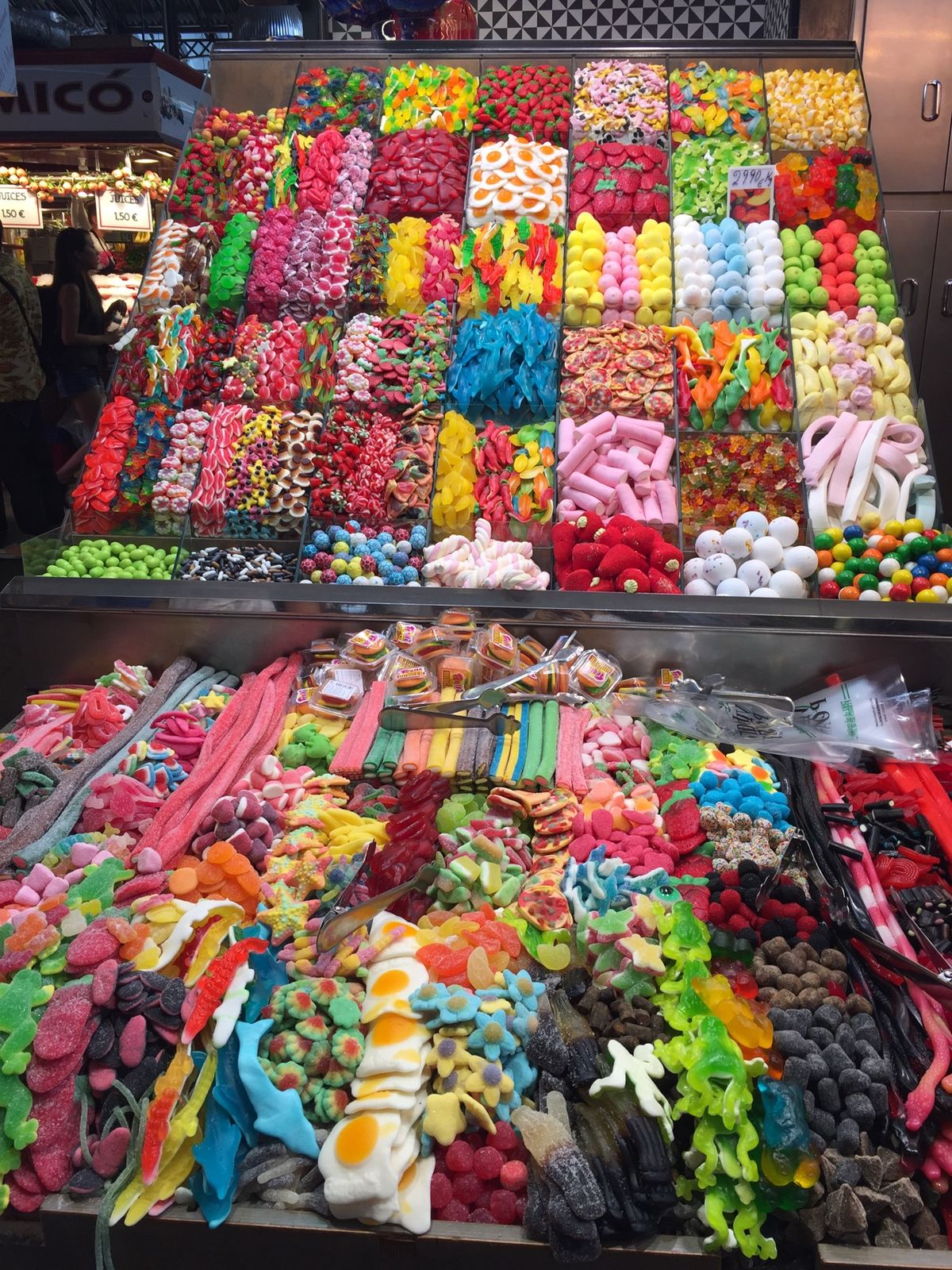 DAY4
サン・ジョセップ市場へ。昼食にピンチョスを。知らずにブタの血のソ...