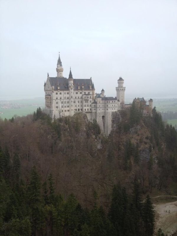 ドイツ・ノイシュヴァンシュタイン城「hanging out day 🇩🇪🚘🇩🇪🚘came to Schloss Neuschwanstein」の写真