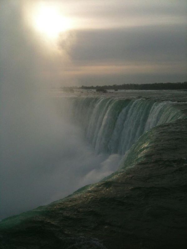 カナダ・ナイアガラの滝「hanging out day 🇺🇸🛫🇨🇦🛬 came to Niagara Falls」の写真