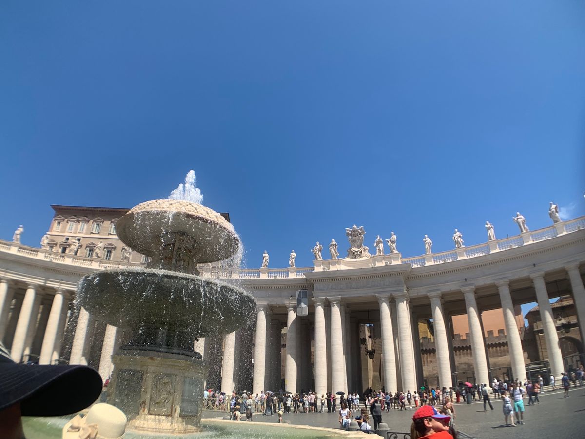 サン・ピエトロ広場
聖人像に囲まれる〜✨😇
いろいろと仕掛けがあるらしいで...