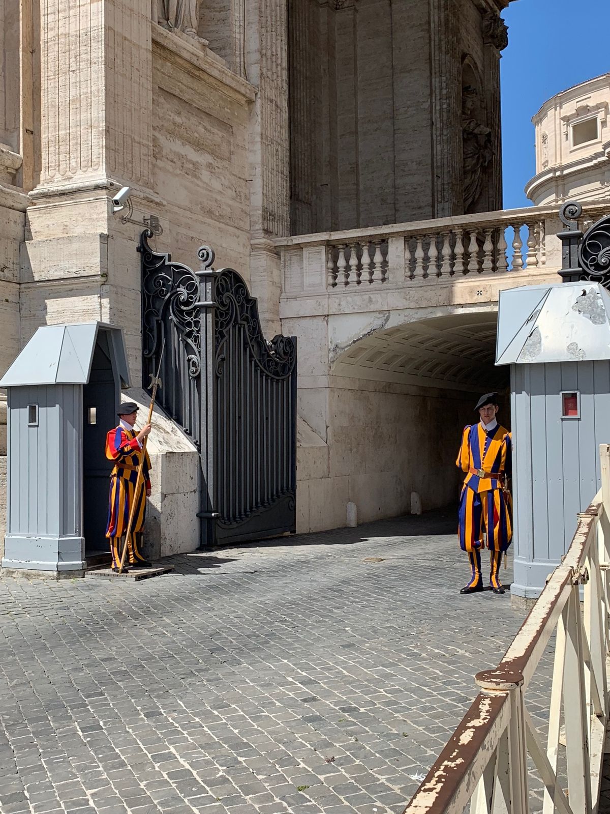 サン・ピエトロ広場
聖人像に囲まれる〜✨😇
いろいろと仕掛けがあるらしいで...