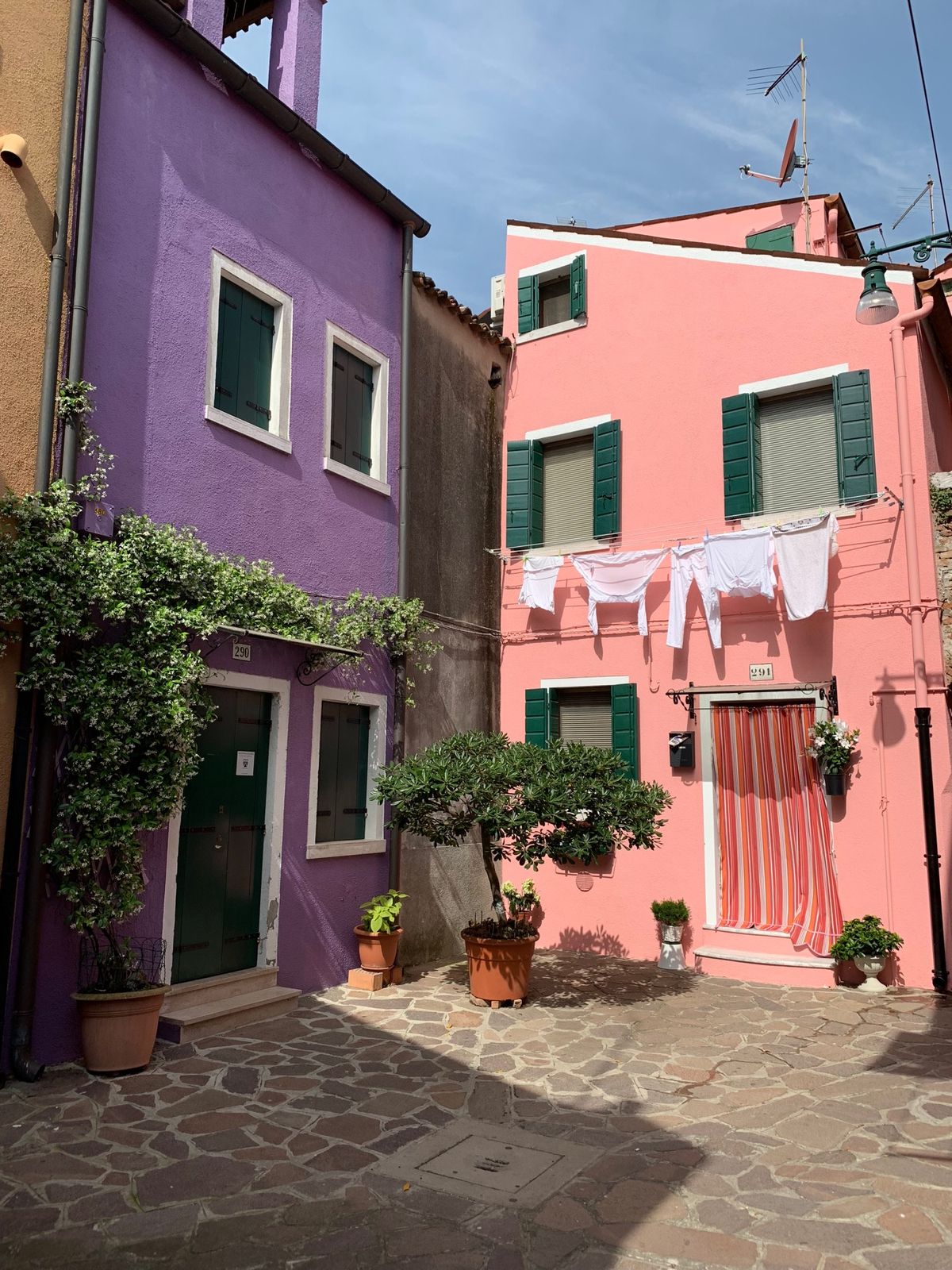 カラフルなブラーノ島、レース編みが有名
観光化されており、住んでる住人の方...