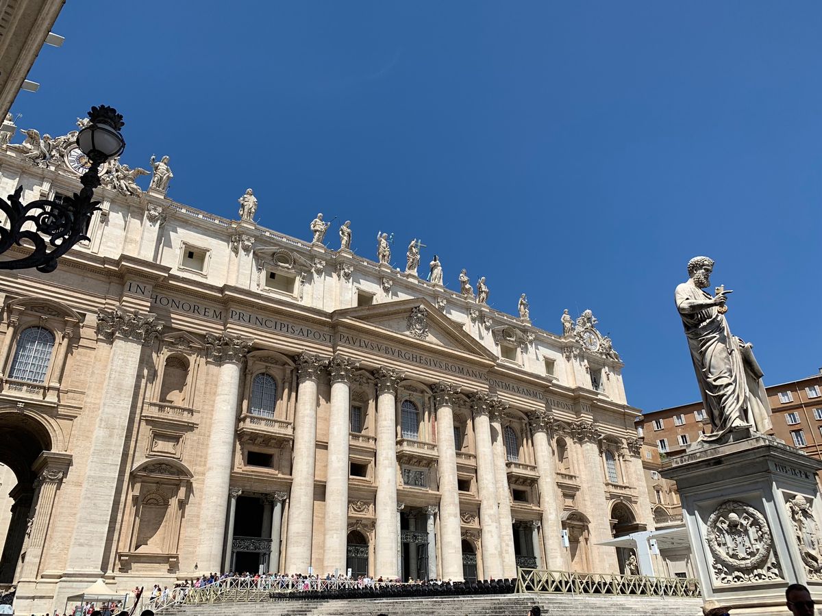 サン・ピエトロ広場
聖人像に囲まれる〜✨😇
いろいろと仕掛けがあるらしいで...
