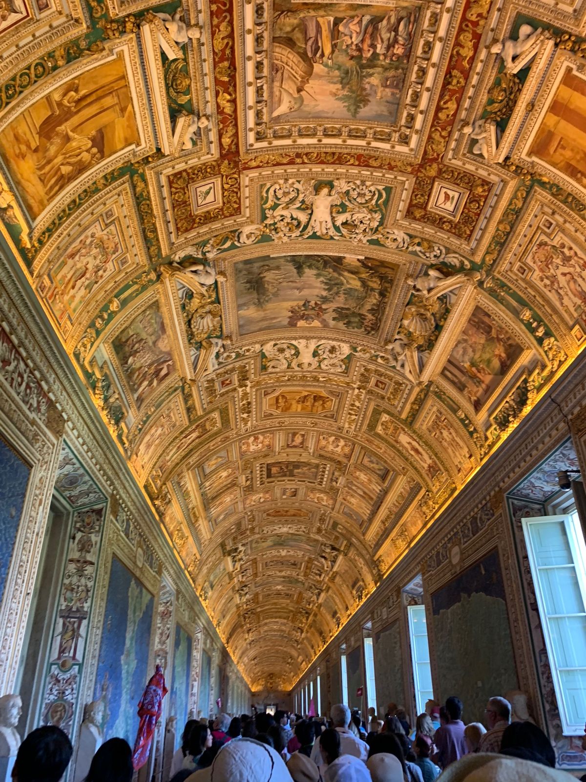 バチカンミュージアム内にて
地図の間は綺麗だと聞いてましたが、本当に綺麗で...