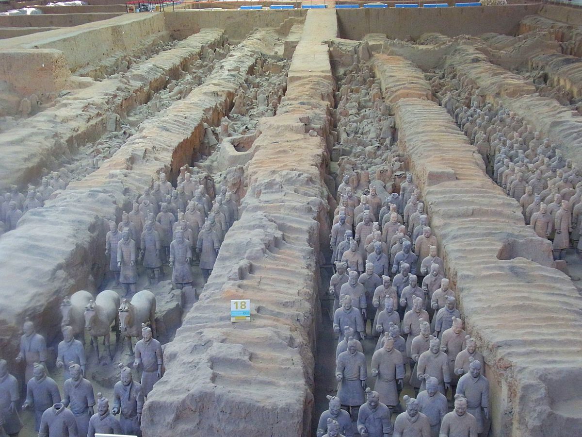 兵馬俑までは西安市内から40km、ちょっと離れています。
兵馬俑は大きな体...