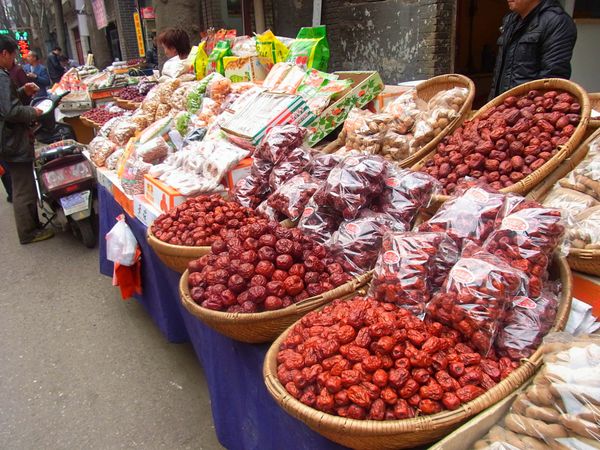 中国・成都「中国陝西省 兵馬俑だけじゃない西安の旅」の写真：ナッツやドライフルーツの並ぶイスラム街や...