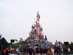 フランス編🇫🇷.
ディズニーランドリゾートパリ🏰
クリスマス仕様でピンクの...