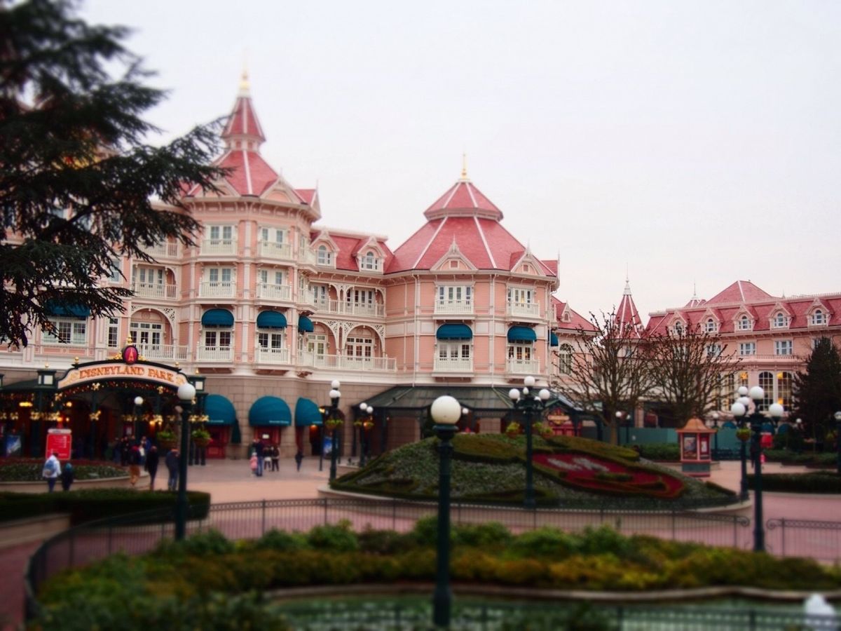 フランス編🇫🇷.
ディズニーランドリゾートパリ🏰
クリスマス仕様でピンクの...