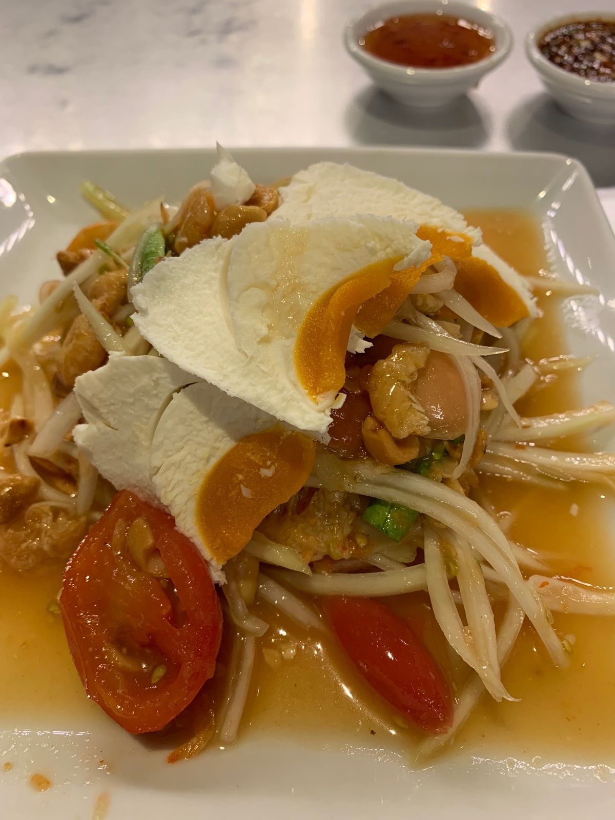 プールは西洋人に占拠されて行けず…😂ソムタムとマンゴーライスが美味しかった...