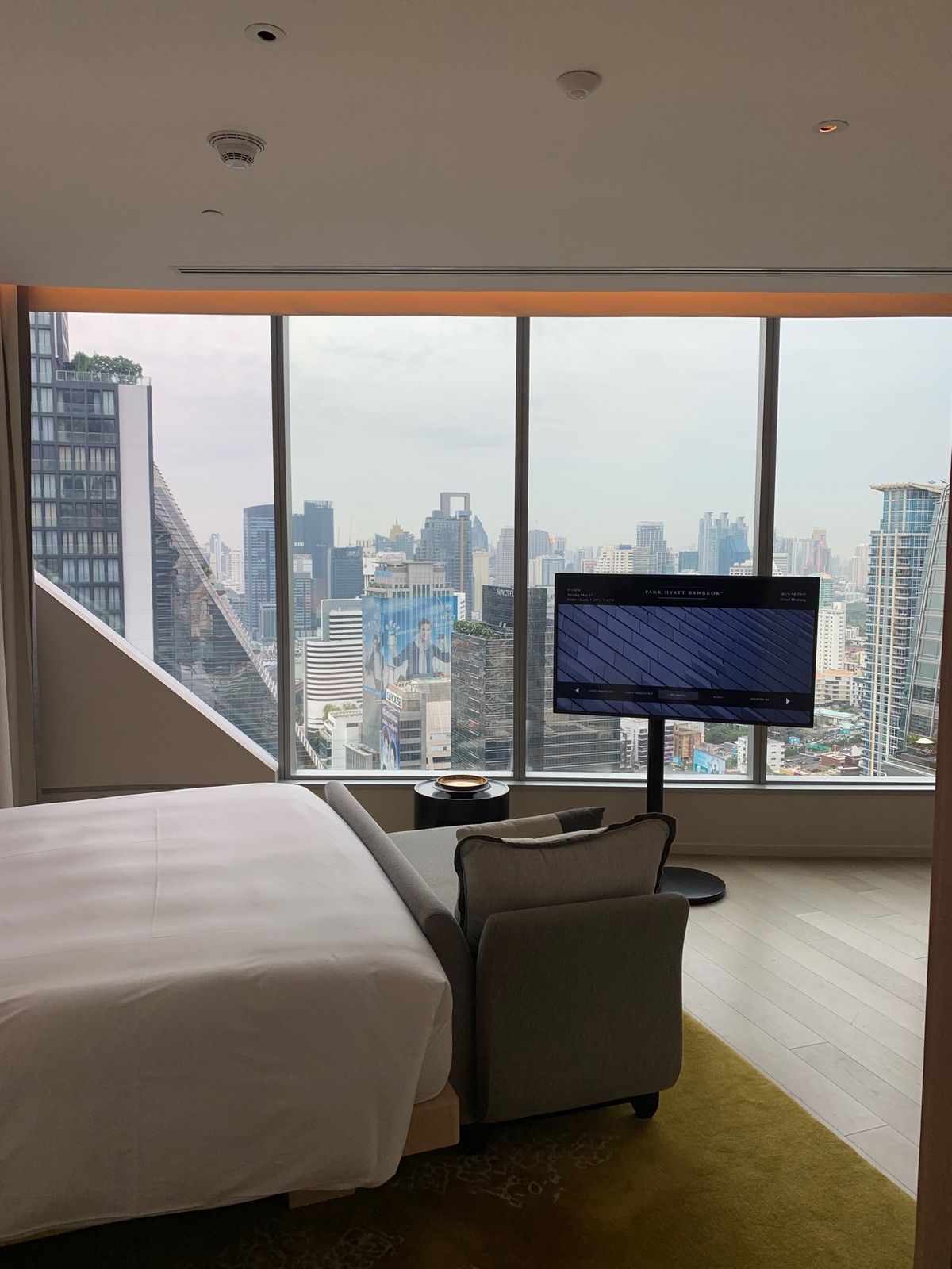 プールは西洋人に占拠されて行けず…😂ソムタムとマンゴーライスが美味しかった...