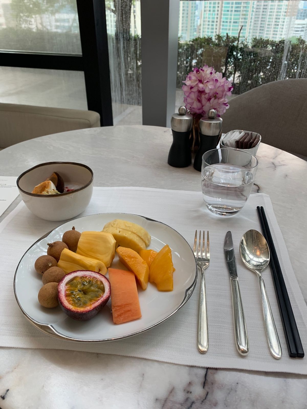 プールは西洋人に占拠されて行けず…😂ソムタムとマンゴーライスが美味しかった...