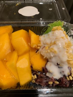 プールは西洋人に占拠されて行けず…😂ソムタムとマンゴーライスが美味しかった...