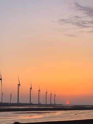 台湾のウユニ塩湖こと高美湿地を見に台中へ。全然違ったけど、夕日はきれいでし...