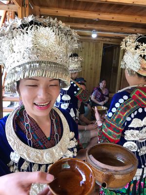 苗族は客人にお酒を勧めるのが最高のおもてなしなのだそうです。が、日本酒的な...