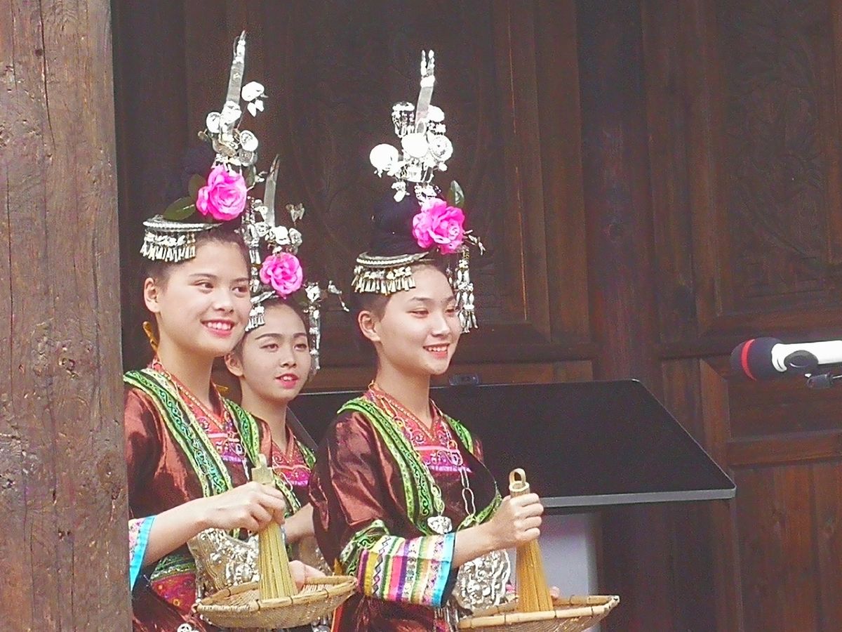 苗族は客人にお酒を勧めるのが最高のおもてなしなのだそうです。が、日本酒的な...