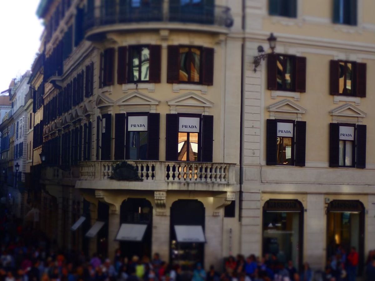 ローマ
スペイン広場、そこのプラダ