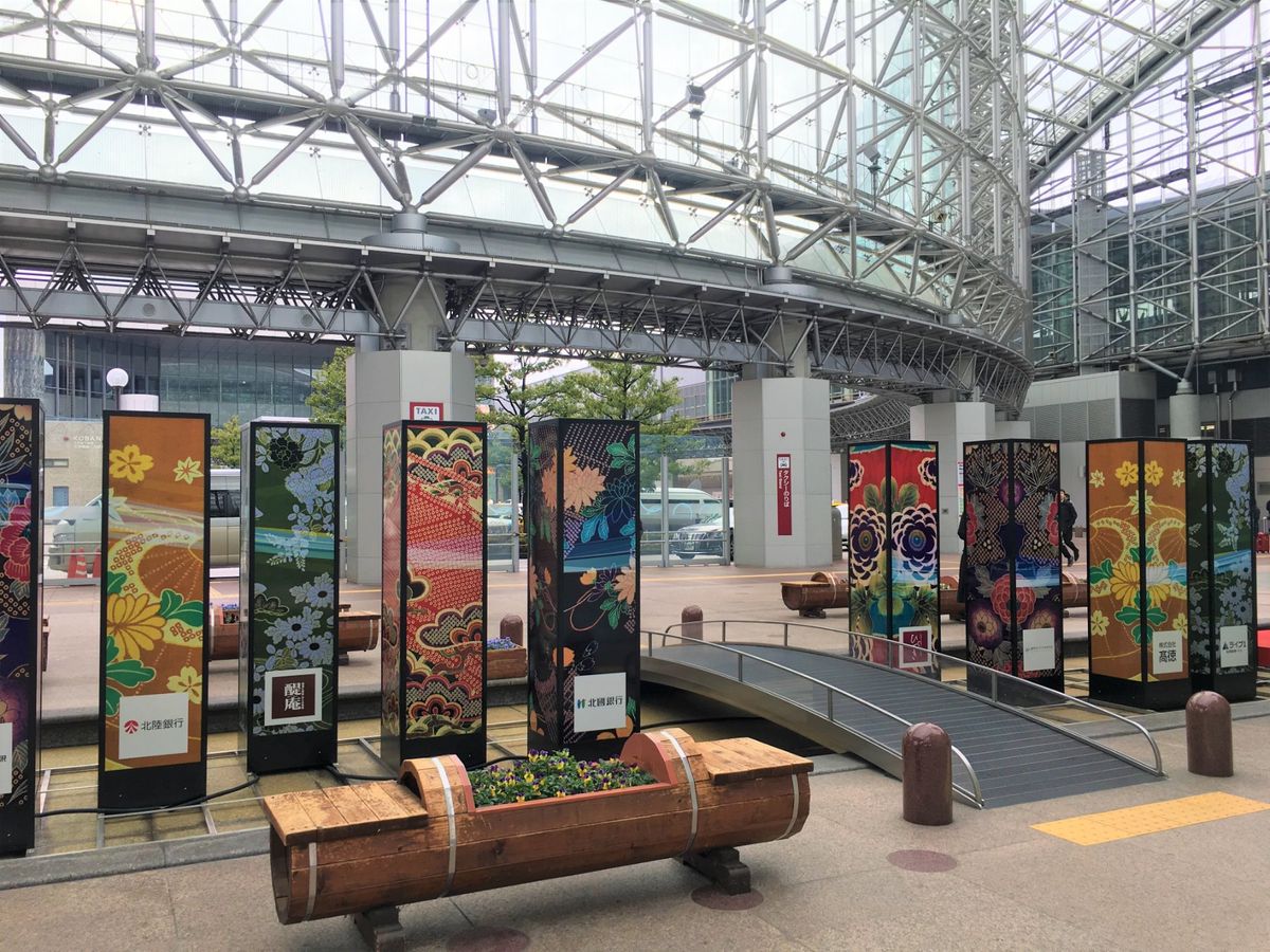 北陸新幹線で約2時間半、金沢駅に着きました！
鼓門という大きな門と、おもて...