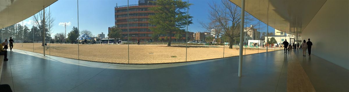 館内は洗練されたデザインで、
一面ガラス張りになっていました！
特にこの日...