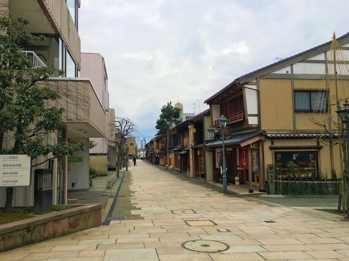 武家屋敷跡から歩いて15分程、にし茶屋街に到着！
ひがし茶屋街とセットで、...