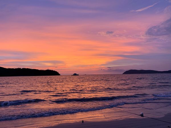マレーシア・ランカウイ島「ランカウイ島でのんびり」の写真：ホテルのビーチからのんびり眺める夕焼けが美しい