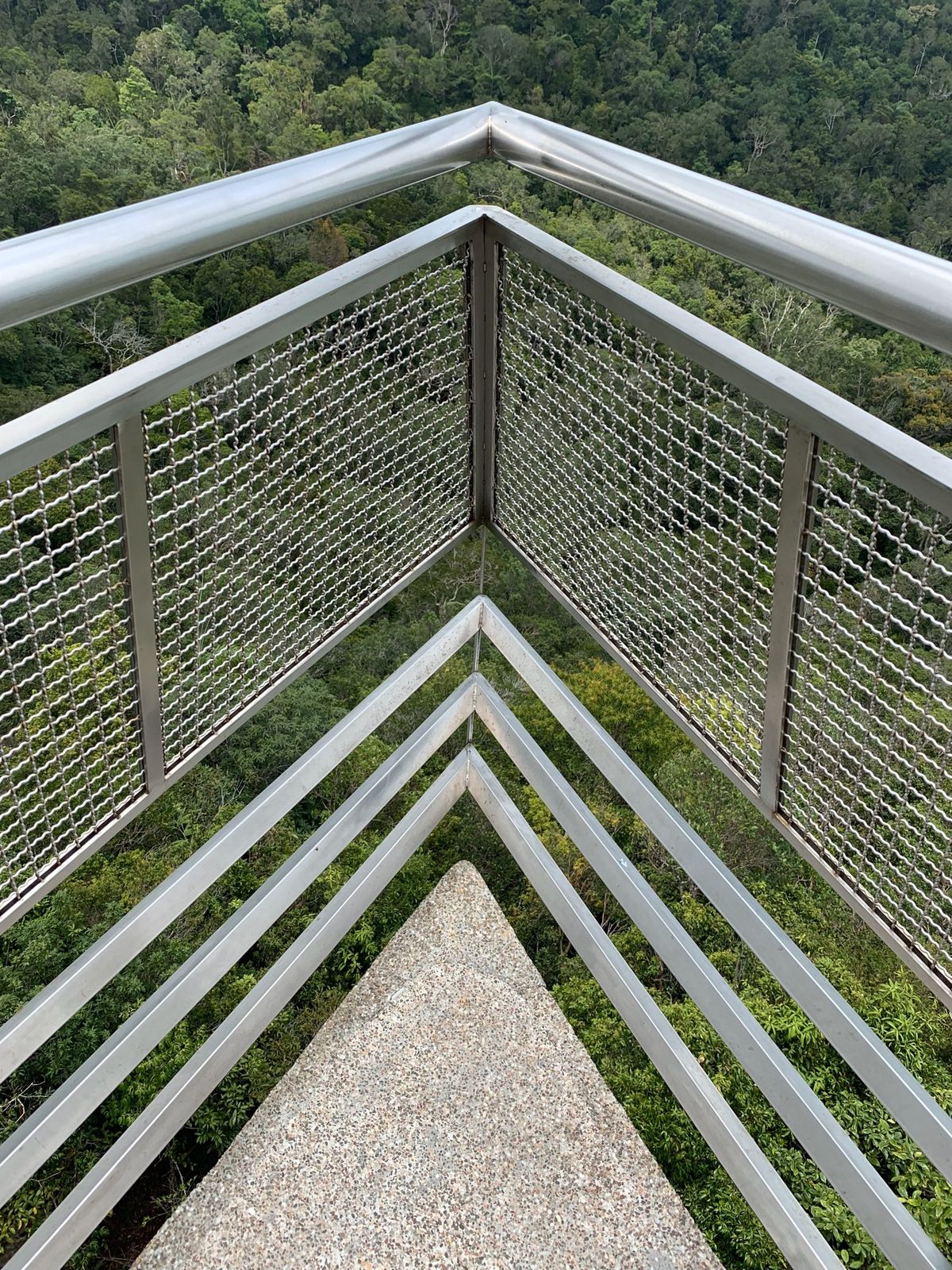 この旅で唯一wktkしていた山頂の吊り橋。思いの外しっかりした作りで安心
...