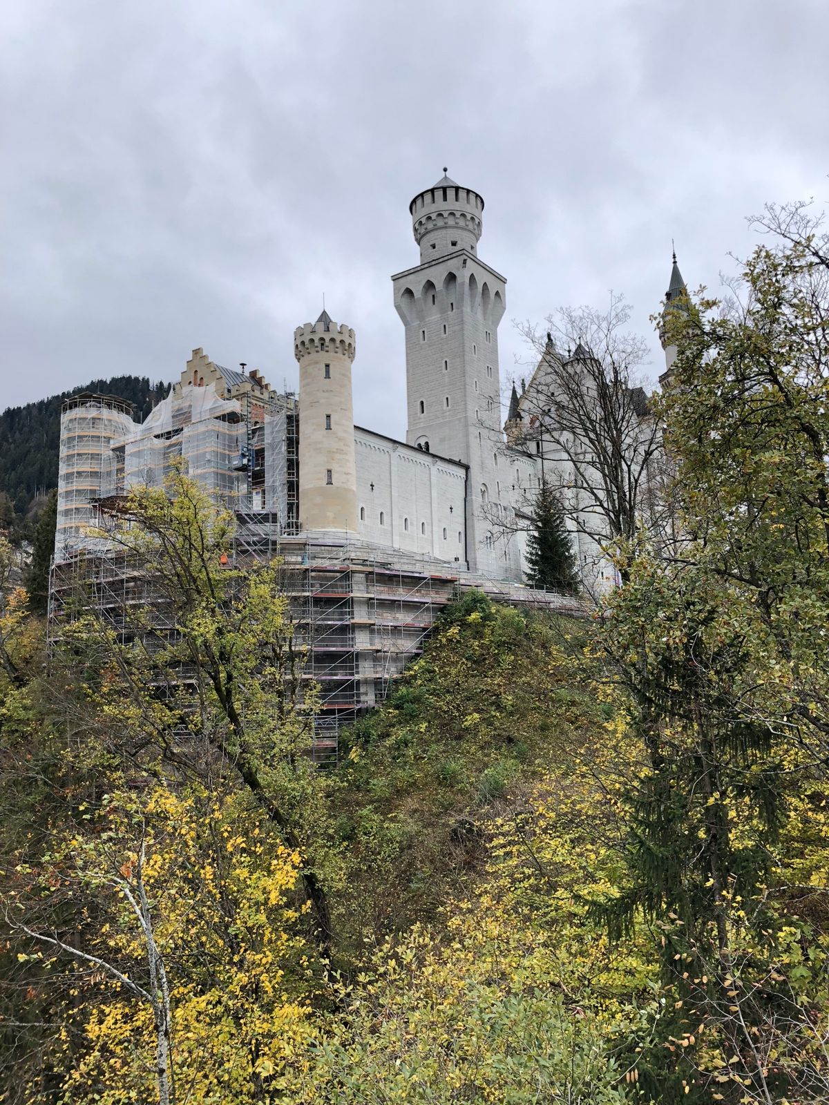 ノイシュバンシュタイン城は相変わらずの工事中。
そして、肝腎要のマリエン橋...