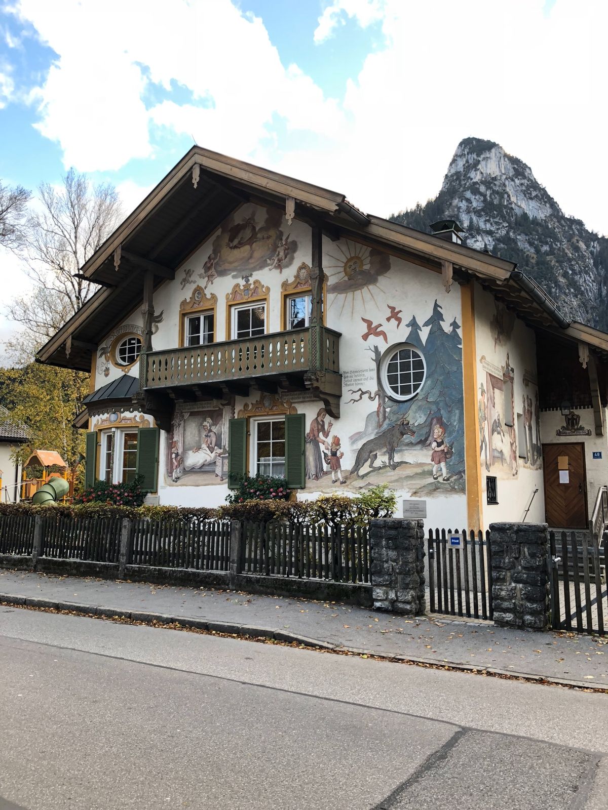 オーバーアマガウは素朴な村であった。道迷いそうになったがGoogleさんの...