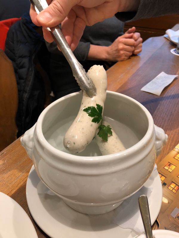 ドイツ・ミュンヘン「ドイツ最高峰に楽して登る旅」の写真：何回かきているのだが、初の白ソーセージ
...