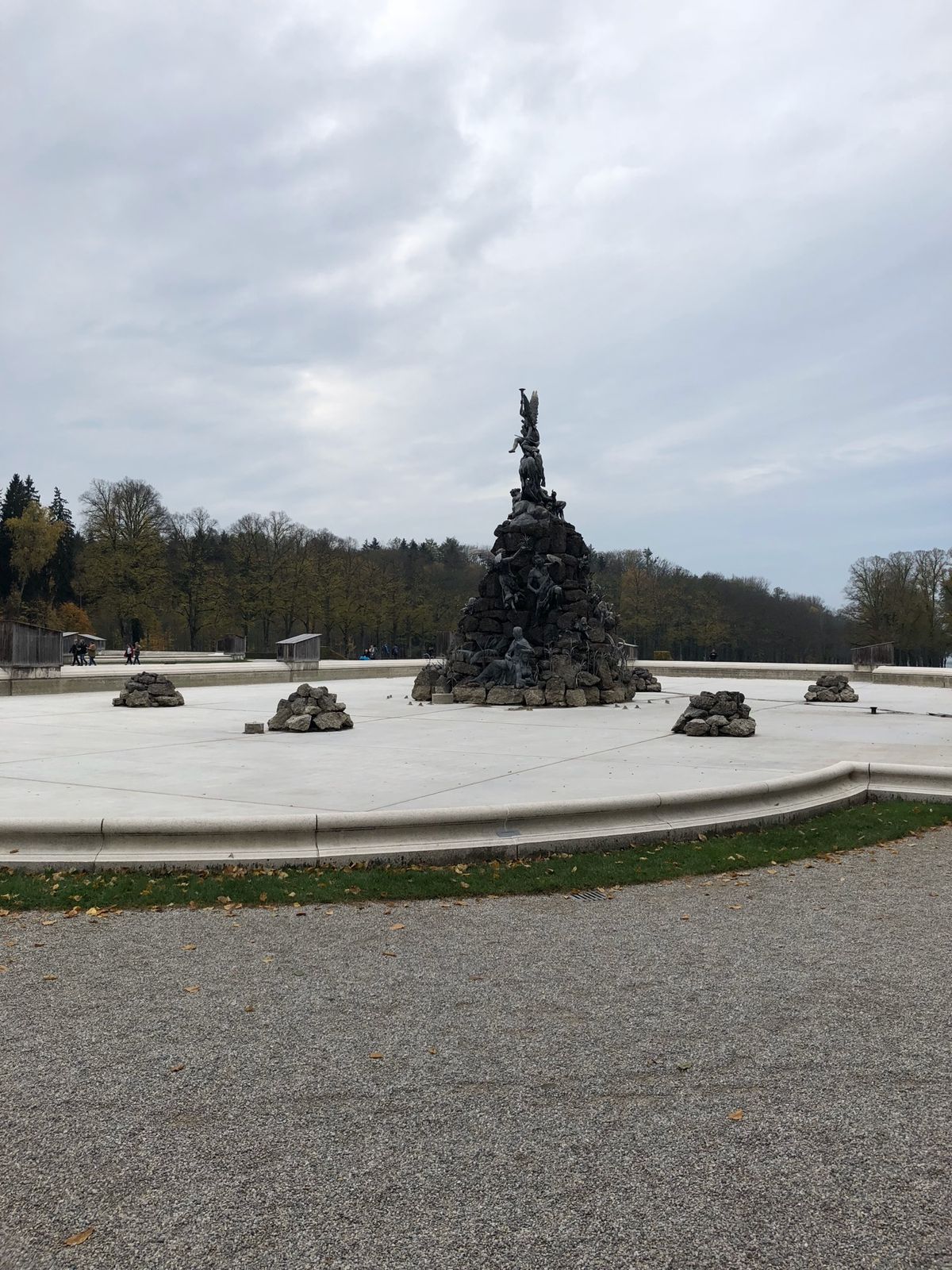 ヘレンキームーゼー城
湖の中に島に立つお城
内装は途中までだが美しい城だっ...