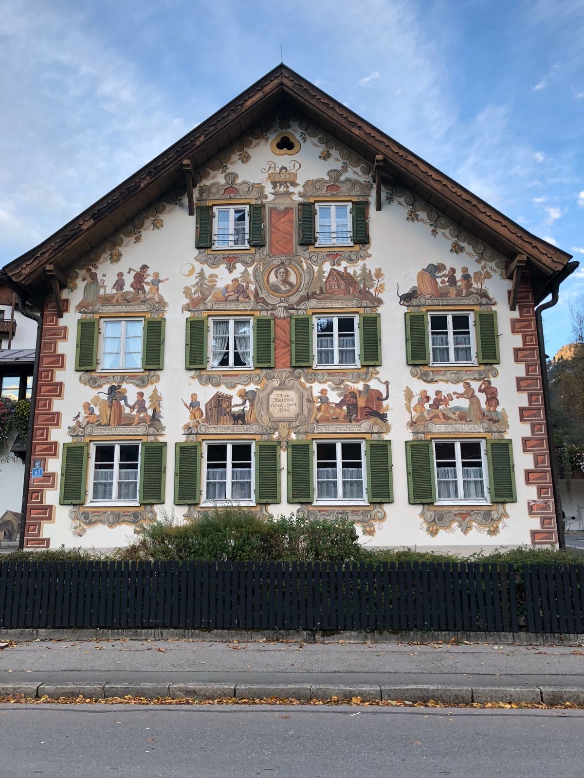 オーバーアマガウは素朴な村であった。道迷いそうになったがGoogleさんの...