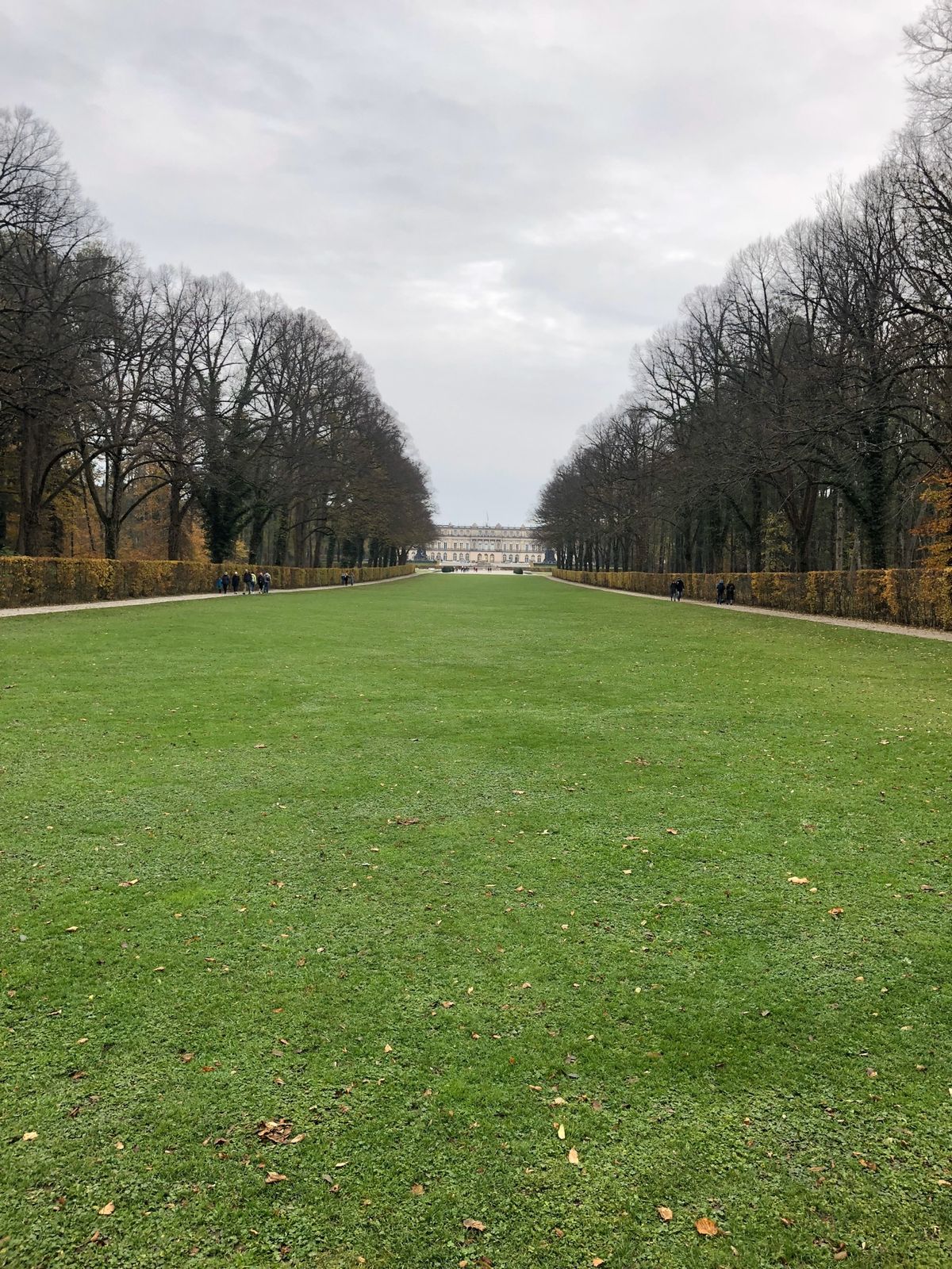 ヘレンキームーゼー城
湖の中に島に立つお城
内装は途中までだが美しい城だっ...