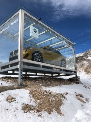リフトに広告写真載っけるなんて無意味だわと言わんばかりに、山頂付近に車を展...