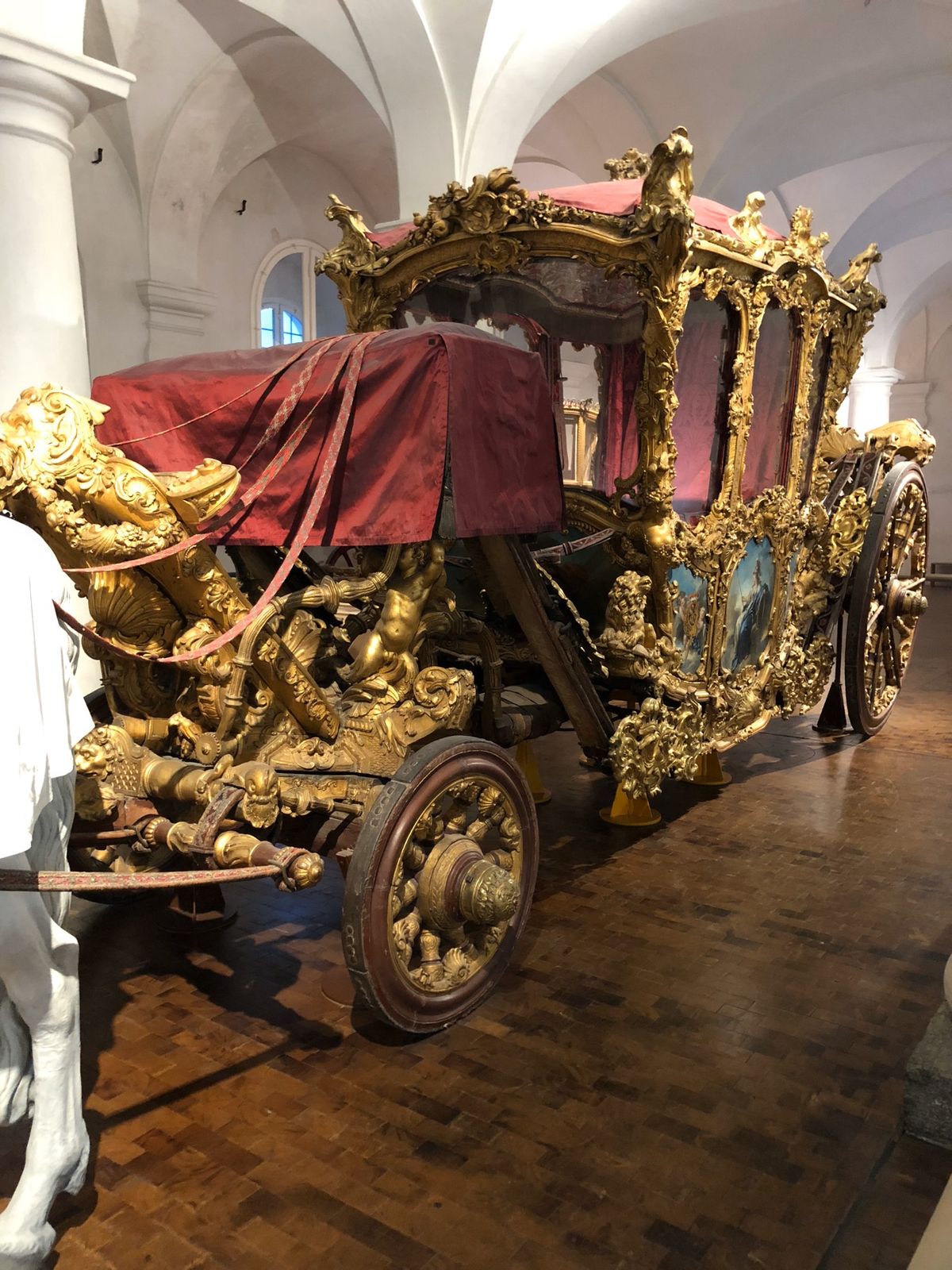 ニンフェンブルク城
内装はあまり残ってないのね。そして広大な庭園が美しいが...