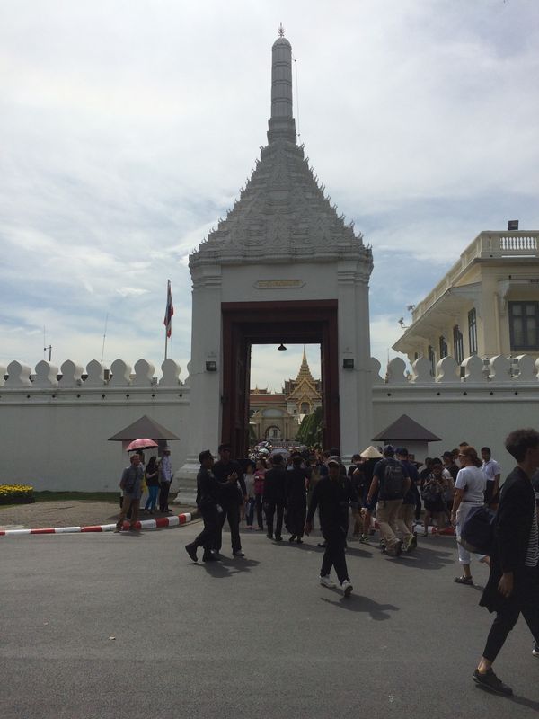 タイ・バンコク「バンコク：タイ生活」の写真：ワットプラケオ
入口付近