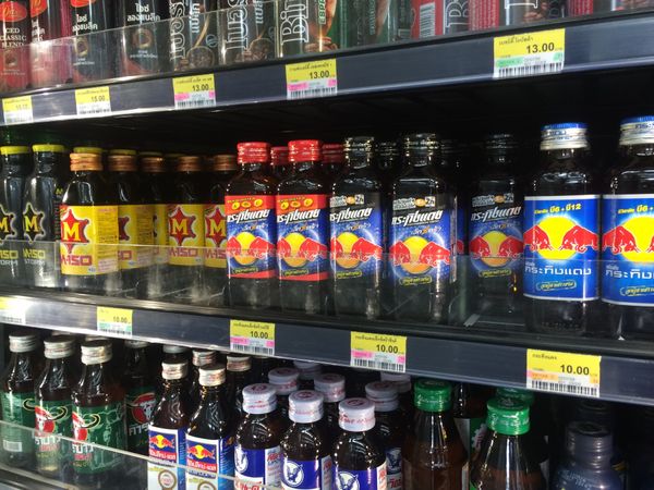 タイ・バンコク「バンコク：タイ生活」の写真：コンビニ
安いエナジードリンクたち、可愛...