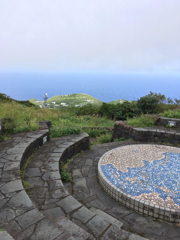 日本「孤島の青ヶ島」の写真：八丈島から1日1往復のヘリコプターは9人...