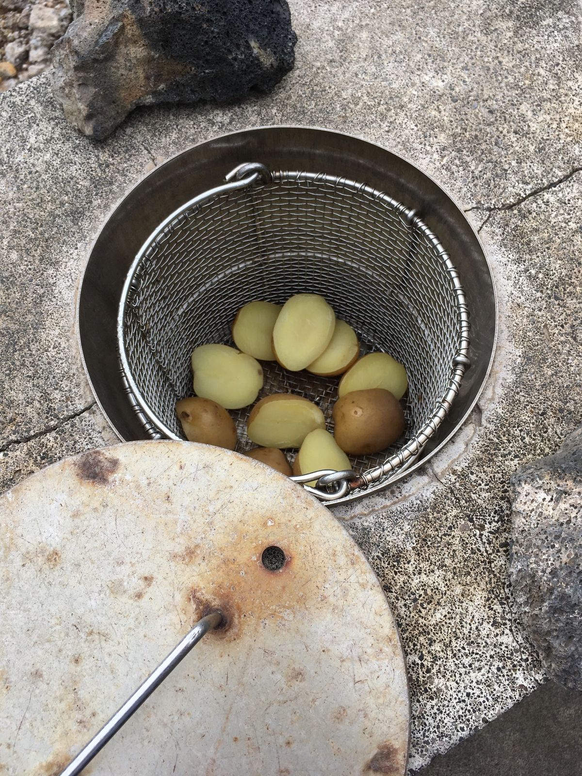 民宿で用意していただいたランチボックス。
地熱釜を利用してランチの用意。す...