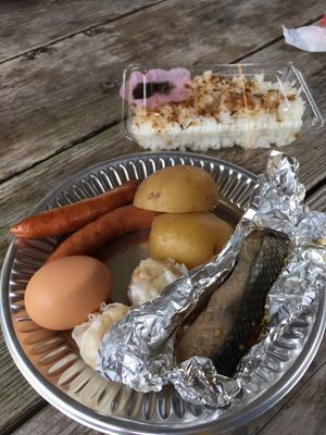 民宿で用意していただいたランチボックス。
地熱釜を利用してランチの用意。す...