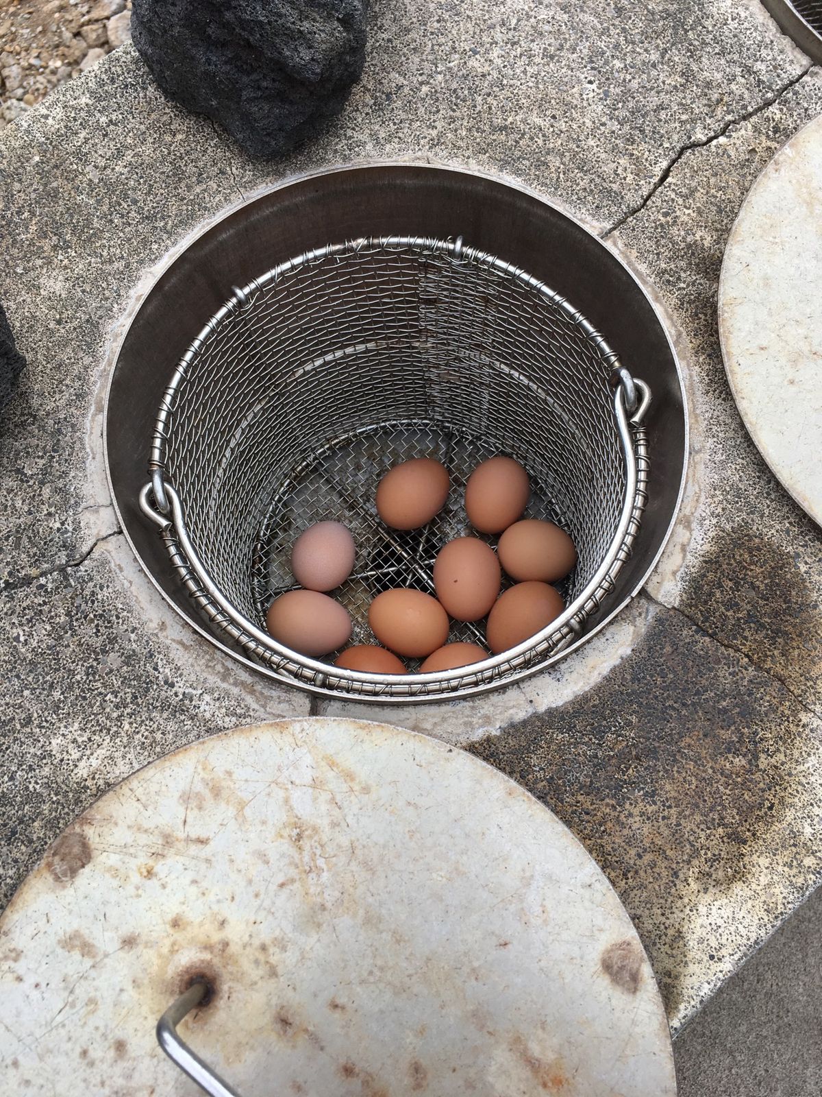 民宿で用意していただいたランチボックス。
地熱釜を利用してランチの用意。す...