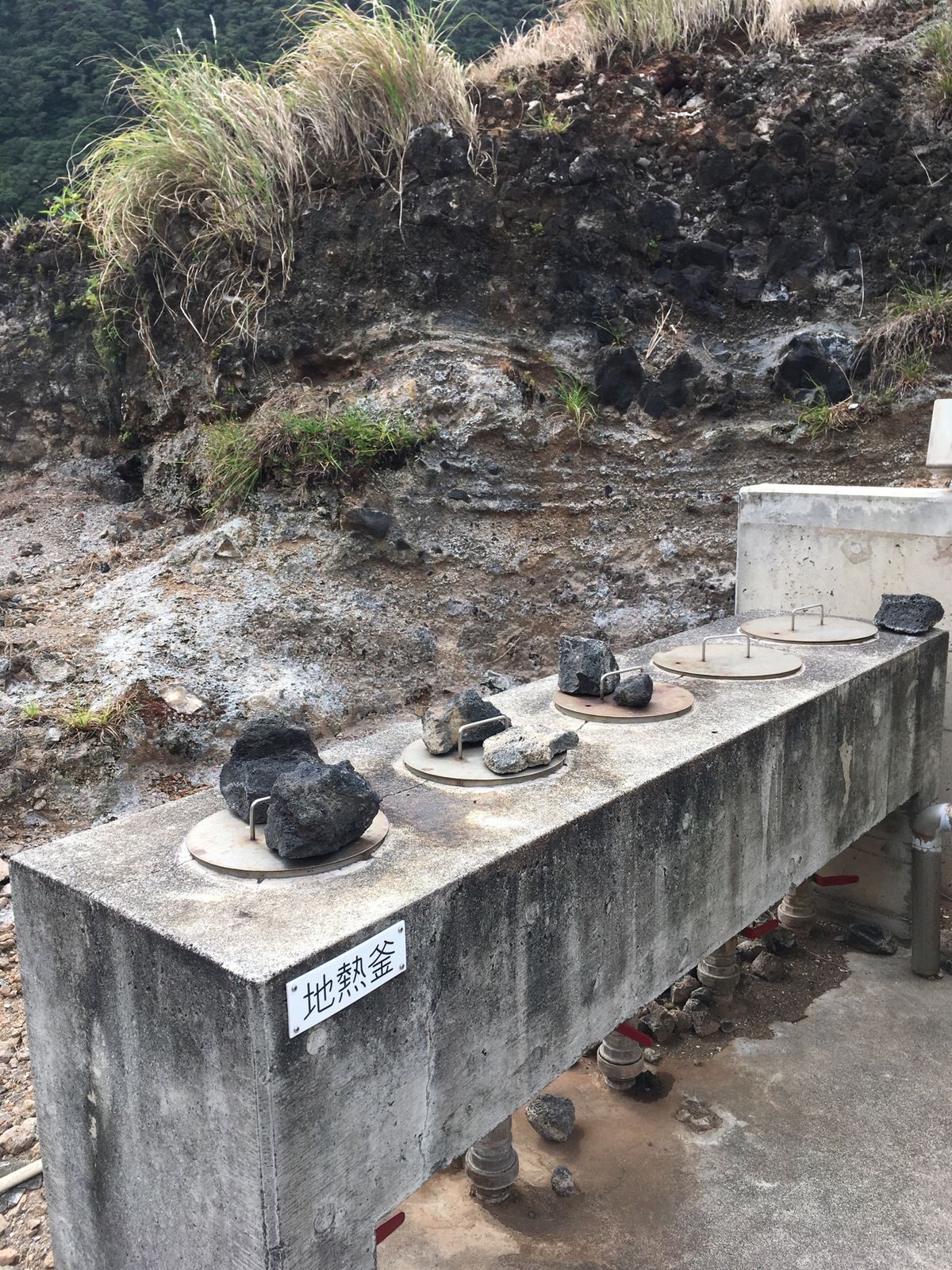 民宿で用意していただいたランチボックス。
地熱釜を利用してランチの用意。す...