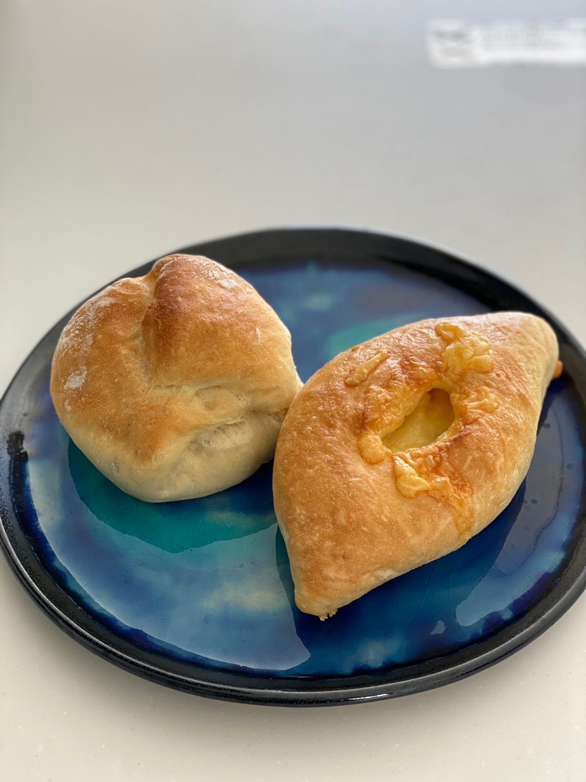 トミーのぱん、で朝ごはんを買ってきた！
地元のパン屋さん石垣焼のお皿で

...