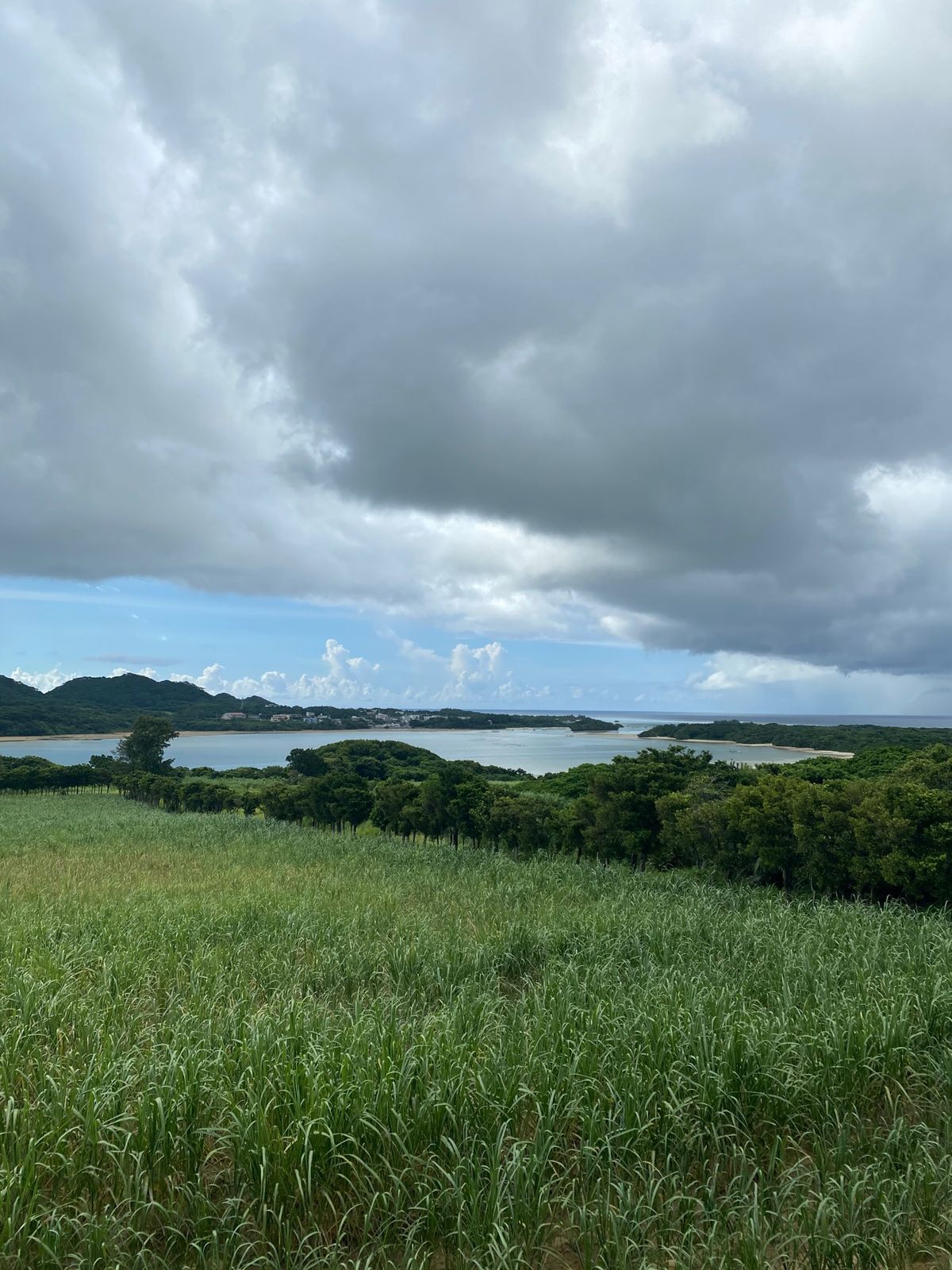一旦ヴィラに戻る。帰り途中で見た川平湾。晴れているといろ鮮やかに綺麗に見え...
