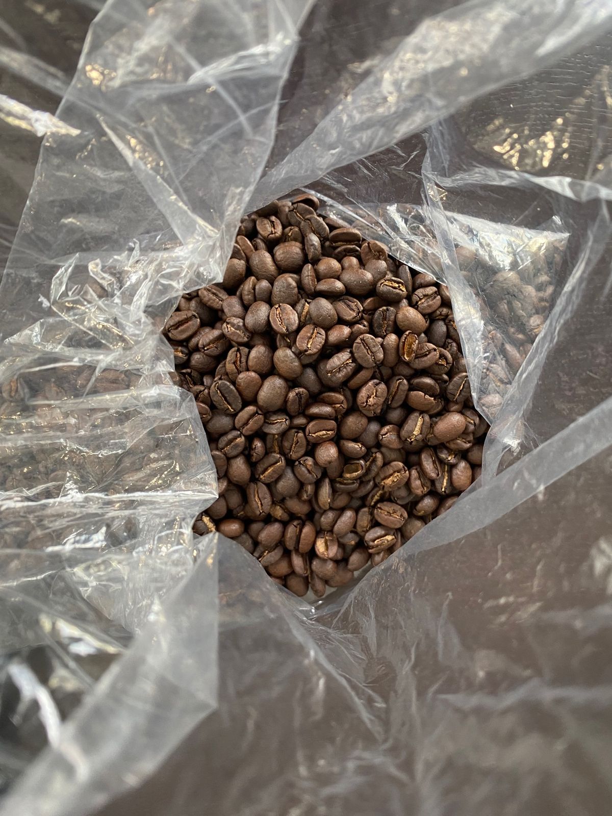 ヴィラのオーナーさんとコーヒー豆を焙煎

あー、いい香り。。

これもお土...