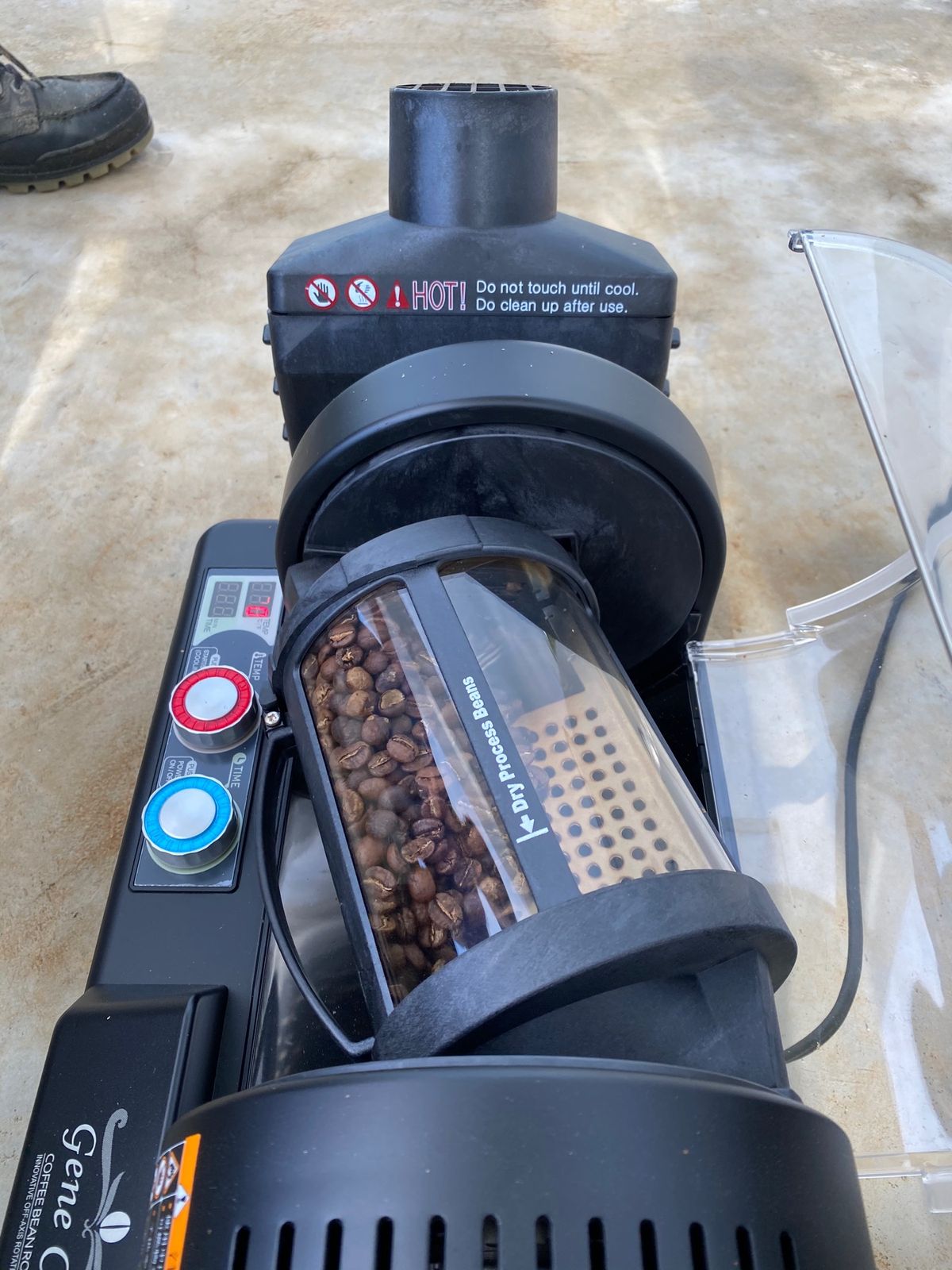 ヴィラのオーナーさんとコーヒー豆を焙煎

あー、いい香り。。

これもお土...